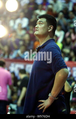 Chines retraités Yao Ming basketball est photographié pendant son match d'adieu d'amis à Dongguan City, province de Guangdong, en Chine du Sud, 6 avril 2012. Banque D'Images