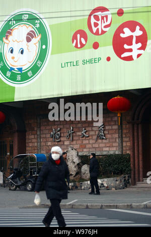 --File--un piéton passe devant un petit mouton hot pot restaurant chaîne à Shanghai, Chine, le 2 février 2012. Yum ! Restaurants La Chine, le plus grand foo Banque D'Images