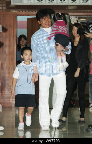 Superstar kungfu Hong Kong Jackie Chan arrive avec de jeunes enfants à la cérémonie de lancement de la campagne de dons de la Po Leung Kuk enfants Spécial Banque D'Images