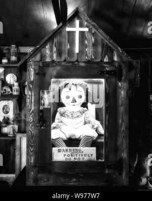 Le vrai Annabelle poupée qui est situé dans le Warren's Musée occulte à Monroe dans le Connecticut. C'est la poupée que tous les 3 sont basés sur les films d'Annabelle Banque D'Images