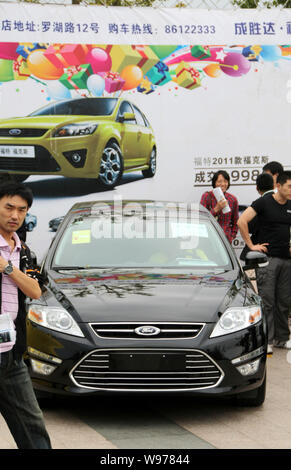 --FILE--visiteurs regarder une Ford Mondeo lors d'une auto show de la ville de Qingdao, province du Shandong, Chine de l'est 17 septembre 2011. S'attend à ce que Ford Motor Co. Banque D'Images