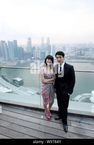 L'actrice chinoise Zhang Ziyi, gauche, pose avec le chanteur et acteur taïwanais Leehom Wang pour les photographes pendant le photocall pour le film, ma bonne étoile Banque D'Images