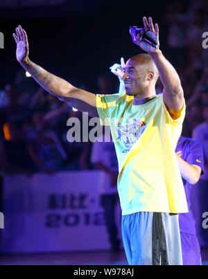 NBA superstar Kobe Bryant vagues à un événement pour rencontrer les fans lors de sa tournée en Chine à Wuhan, province de Hubei, Chine centrale le 16 août 2012. Banque D'Images
