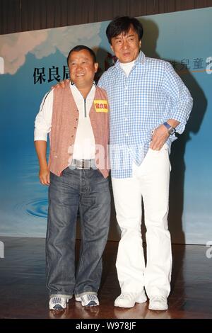 Superstar kungfu Hong Kong Jackie Chan, droit, pose avec l'acteur Eric Tsang à la cérémonie de lancement de la campagne de dons de la Po Leung Kuk Speci Banque D'Images