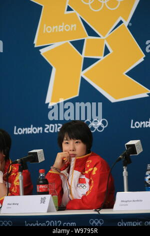 Chen Ruolin médaillées d'or, à gauche, et Wang Hao de Chine participer à une conférence de presse après avoir remporté le womens synchronisée au cours de la plate-forme de 10m Banque D'Images