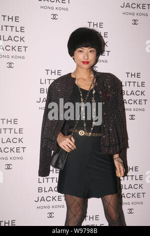 Hong Kong L'actrice et icône de mode Hilary Tsui pose au cours de la cérémonie d'ouverture des canaux La petite veste noire exposition photo à Hong Kong, Chi Banque D'Images