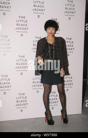 Hong Kong L'actrice et icône de mode Hilary Tsui pose au cours de la cérémonie d'ouverture des canaux La petite veste noire exposition photo à Hong Kong, Chi Banque D'Images