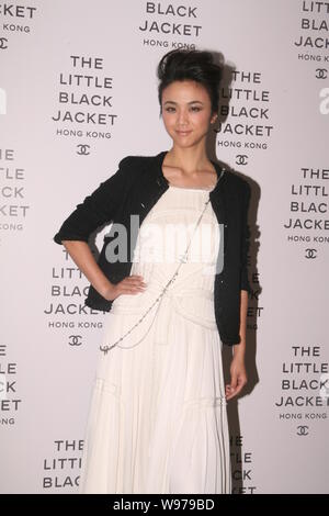 L'actrice chinoise Tang Wei pose au cours de la cérémonie d'ouverture des canaux La petite veste noire exposition photo à Hong Kong, Chine, le 7 juillet 2012. Banque D'Images