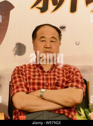 --FILE--auteur et l'écrivain chinois Mo Yan assiste à un événement de l'apprentissage 2e Festiva à Hangzhou city, province de Zhejiang, Chine de l'est 11 septembre 20 Banque D'Images