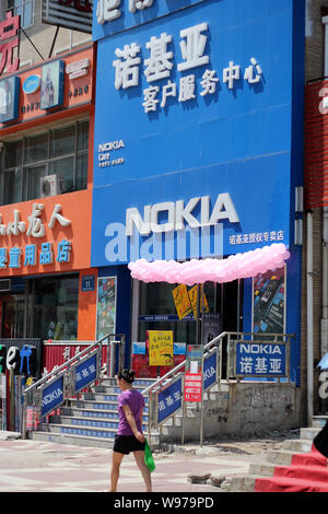 --FILE--un piéton passe devant un Nokia store à Qiqihar city, au nord-est de la province chinoise, 22 juin 2012. Nokia Corp, qui se bat Banque D'Images