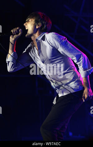 La chanteuse vedette du groupe de rock anglais Suede, Brett Anderson effectue au cours de la 2012 Big Love Cheng Du Music Festival, au sud-ouest de la ville de Chengdu en Chine Banque D'Images