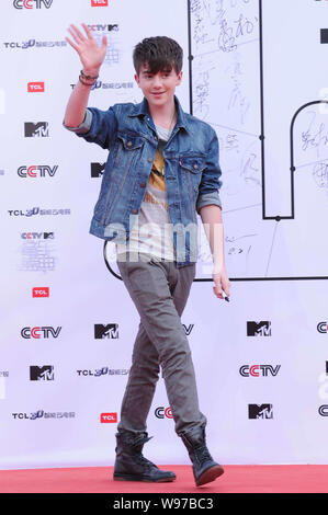 Le chanteur Greyson Chance vagues sur la scène, comme il arrive pour la 11e CCTV-MTV Music Awards Gala à Beijing, Chine, 21 août 2012. Banque D'Images