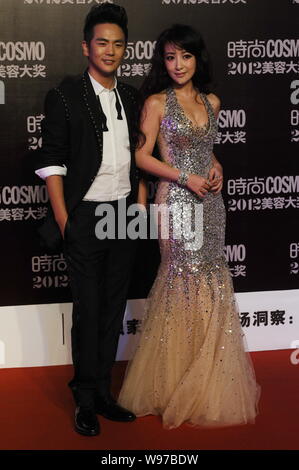 L'actrice chinoise Emily Chen Zihan, droite, réalisateur et acteur chinois Zhang Xiaolong posent sur le tapis rouge à leur arrivée pour l'Awa Beauté COSMO 2012 Banque D'Images