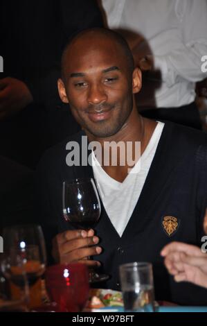 NBA superstar Kobe Byrant assiste à un banquet de bienfaisance de la Kobe Bryant China Fund à Shanghai, Chine, 14 août 2012. Banque D'Images