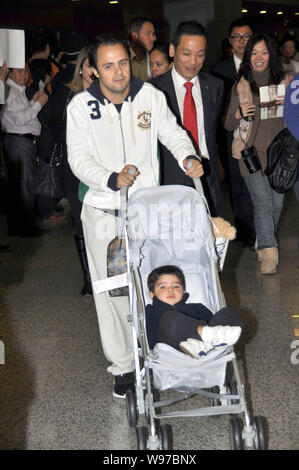 Pilote de F1 brésilien Felipe Massa, de Ferrari et son fils Felipinho arrivent à l'Aéroport International de Pudong à Shanghai, Chine, le 9 avril 2012. La F Banque D'Images