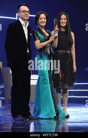 L'actrice chinoise Liu Xiaoqing (centre) pose à l'occasion d'un gala par le magazine Esquire chinois, Beijing, Chine, 5 décembre 2012. Banque D'Images