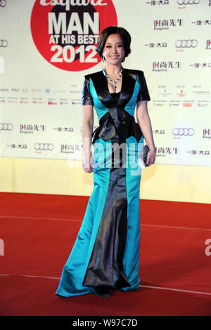 L'actrice chinoise Liu Xiaoqing pose comme elle arrive pour un gala par le magazine Esquire en Beijing, Chine, 5 décembre 2012. Banque D'Images