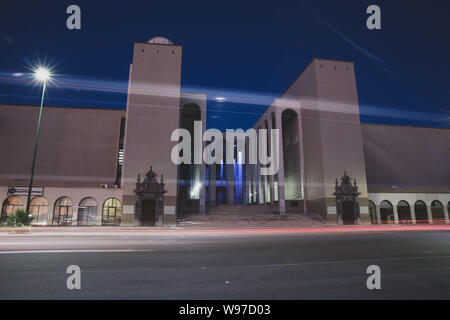 Musée et bibliothèque de l'Université de Sonora. L'UNISSON Rosales, Hermposillo Boulevard de Sonora au Mexique. de voiture, les lumières de la ville, nuit, ville, Architecture, bâtiment ....(Photo : Luis Gutierrez/NortePhoto).. Museo y biblioteca de la Universidad de Sonora. L'unisson. Bulevar rosales de Hermposillo, Sonora au Mexique. luces de automobiles, luces de la ciudad, ciduad de noche, arquitectrua, Edificio. Banque D'Images