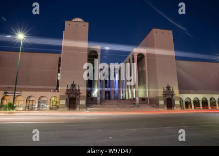 Musée et bibliothèque de l'Université de Sonora. L'UNISSON Rosales, Hermposillo Boulevard de Sonora au Mexique. de voiture, les lumières de la ville, nuit, ville, Architecture, bâtiment ....(Photo : Luis Gutierrez/NortePhoto).. Museo y biblioteca de la Universidad de Sonora. L'unisson. Bulevar rosales de Hermposillo, Sonora au Mexique. luces de automobiles, luces de la ciudad, ciduad de noche, arquitectrua, Edificio. Banque D'Images