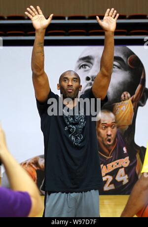 NBA superstar Kobe Bryant vagues à un événement pour rencontrer les fans lors de sa tournée en Chine à Wuhan, province de Hubei, Chine centrale le 16 août 2012. Banque D'Images