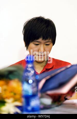 Champion de natation olympique chinoise Ye Shiwen est photographié au cours d'une cérémonie d'accueil dans la ville de Hangzhou, province de Zhejiang, Chine de l'est 8 août 2012. Ch Banque D'Images