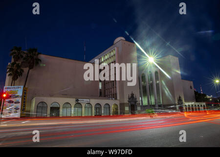 Musée et bibliothèque de l'Université de Sonora. L'UNISSON Rosales, Hermposillo Boulevard de Sonora au Mexique. de voiture, les lumières de la ville, nuit, ville, Architecture, bâtiment ....(Photo : Luis Gutierrez/NortePhoto).. Museo y biblioteca de la Universidad de Sonora. L'unisson. Bulevar rosales de Hermposillo, Sonora au Mexique. luces de automobiles, luces de la ciudad, ciduad de noche, arquitectrua, Edificio. Banque D'Images