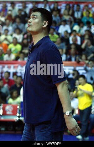 Chines retraités Yao Ming basketball est photographié pendant son match d'adieu d'amis à Dongguan City, province de Guangdong, en Chine du Sud, 6 avril 2012. Banque D'Images