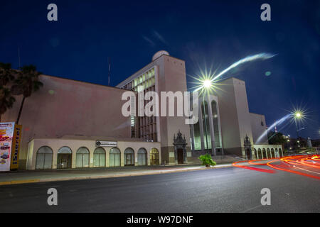 Musée et bibliothèque de l'Université de Sonora. L'UNISSON Rosales, Hermposillo Boulevard de Sonora au Mexique. de voiture, les lumières de la ville, nuit, ville, Architecture, bâtiment ....(Photo : Luis Gutierrez/NortePhoto).. Museo y biblioteca de la Universidad de Sonora. L'unisson. Bulevar rosales de Hermposillo, Sonora au Mexique. luces de automobiles, luces de la ciudad, ciduad de noche, arquitectrua, Edificio. Banque D'Images