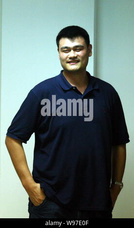 Chines retraités Yao Ming basketball sourit pendant son match d'adieu d'amis à Dongguan City, province de Guangdong, en Chine du Sud, 6 avril 2012. Banque D'Images