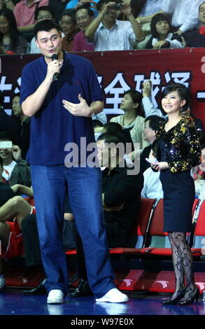 Chines retraités Yao Ming basketball parle pendant son match d'adieu d'amis à Dongguan City, province de Guangdong, en Chine du Sud, 6 avril 2012. Banque D'Images