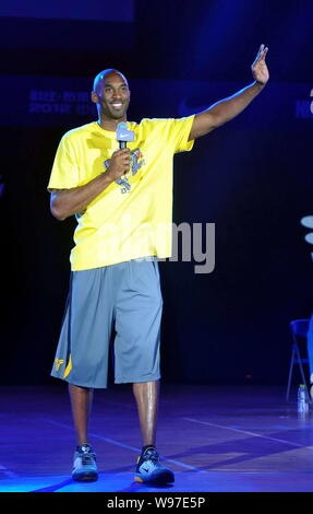NBA superstar Kobe Bryant vagues à un événement pour rencontrer les fans lors de sa tournée en Chine à Wuhan, province de Hubei, Chine centrale le 16 août 2012. Banque D'Images