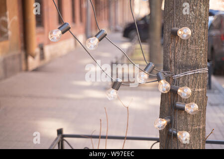 Des guirlandes de lampes sur la rue. Un banquet de mariage. Banque D'Images