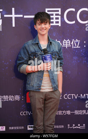 Le chanteur Greyson Chance pose sur la scène, comme il arrive pour la 11e CCTV-MTV Music Awards Gala à Beijing, Chine, 21 août 2012. Banque D'Images