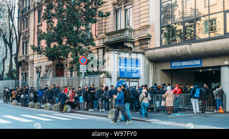 Milan, Italie - 16 Février 2017 : une longue file d'attente pour le Bureau de l'Immigration à Milan, Italie. L'Italie est confrontée à une crise des réfugiés en raison des guerres en Ni Banque D'Images