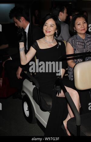 L'actrice taïwanaise Brigitte Lin Ching-hsia vagues pour les fans lors de la cérémonie d'ouverture de l'exposition bijoux royaux, organisée par National Taiwan Pa Banque D'Images