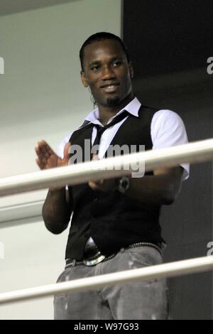 L'ancien attaquant de Chelsea Didier Drogba, le nouveau membre de la Shanghai Shenhua, montres le 17 tour de la match de football chinois 2012 Super Banque D'Images