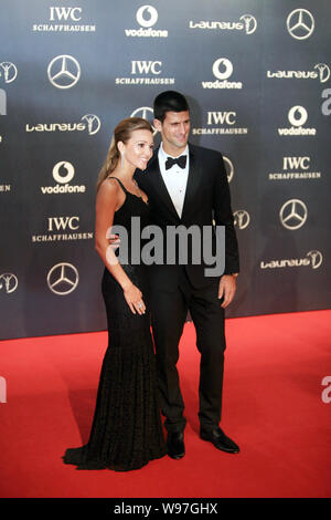 La star du tennis Serbe Novak Djokovic et sa petite amie Jelena Ristic arrivent sur le tapis rouge pour les Laureus World Sports Awards 2012 à Londres, Royaume-Uni, 6 Banque D'Images