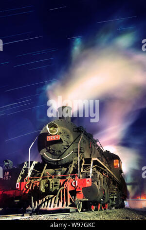 Une locomotive à vapeur voyages sur le chemin de fer dans la ville de Chifeng, Chine du nord Région autonome de Mongolie intérieure, le 5 janvier 2012. Chines est l'un système ferroviaire Banque D'Images
