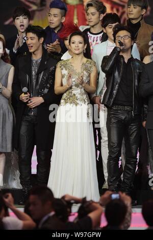 (De gauche à droite en première rangée) chanteur chinois Zhang Liangying, chanteur taïwanais Leehom Wang, l'actrice chinoise Zhang Ziyi et chanteur Wang Feng perfor Banque D'Images