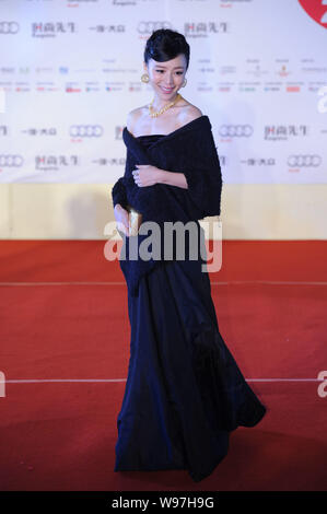 L'actrice chinoise Zhang Jingchu pose comme elle arrive pour un gala par le magazine Esquire en Beijing, Chine, 5 décembre 2012. Banque D'Images