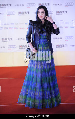 L'actrice chinoise Fan Bingbing pose comme elle arrive pour un gala par le magazine Esquire en Beijing, Chine, 5 décembre 2012. Banque D'Images