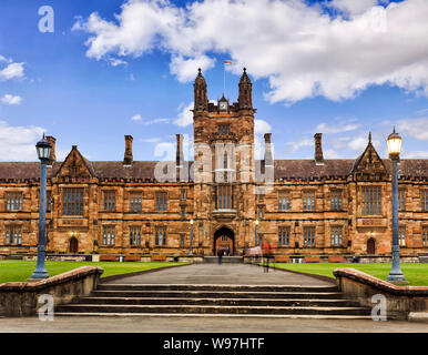 Historique façade de bâtiment classique de brique traditionnelle et mortels University en Australie - façade principale, avec escalier et allée menant à la principale remorquer Banque D'Images