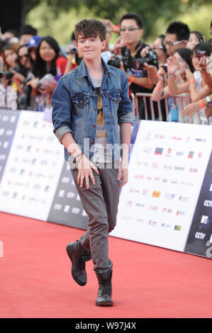 Le chanteur Greyson Chance arrive pour la 11e CCTV-MTV Music Awards Gala à Beijing, Chine, 21 août 2012. Banque D'Images