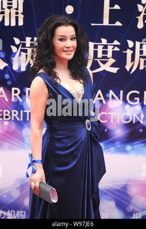 L'actrice principale chinoise Liu Xiaoqing pose sur le tapis rouge lors de la cérémonie de la libération des prix 2012 Huading la performance asiatique sa célébrité Banque D'Images