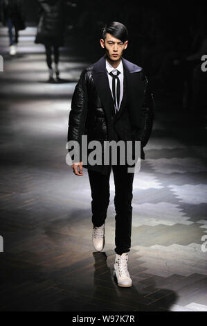 Un modèle présente une création de Lanvin Lanvin pendant le défilé de 2012 à Beijing, Chine, le 26 avril 2012. Banque D'Images