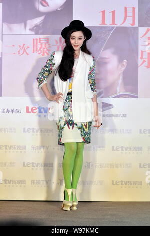 --FILE--L'actrice chinoise Fan Bingbing pose lors d'une conférence de presse pour le film, double exposition, à Beijing, Chine, 24 octobre 2012. Fan Bingbing, th Banque D'Images