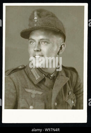 Europa, Deutschland, Hambourg, Porträt eines deutschen Soldaten im 2. Weltkrieg, um 1943 . / L'Europe, l'Allemagne, Hambourg, portrait d'un soldat allemand, 1939-45 , vers 1943 . Banque D'Images