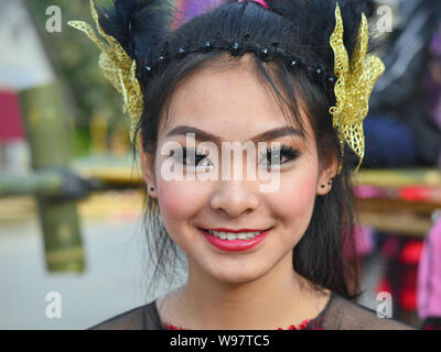 Joli costume fille thaïe prend part dans le village historique de la street parade Lanna et sourit pour la photo. Banque D'Images