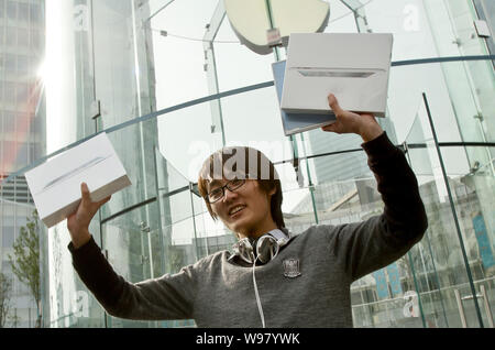 Le premier acheteur de l'iPad 2 dans un Apple Store contient jusqu'son iPad 2 tablet PC à l'extérieur du magasin dans le quartier financier de Lujiazui à Pudong, Shangha Banque D'Images