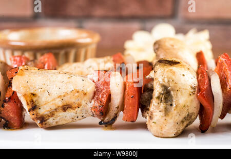 Brochettes de poulet et légumes grillés avec des poivrons, courgettes, oignons et champignons sur fond blanc, vue du dessus, copiez l'espace. La viande et les légumes Banque D'Images